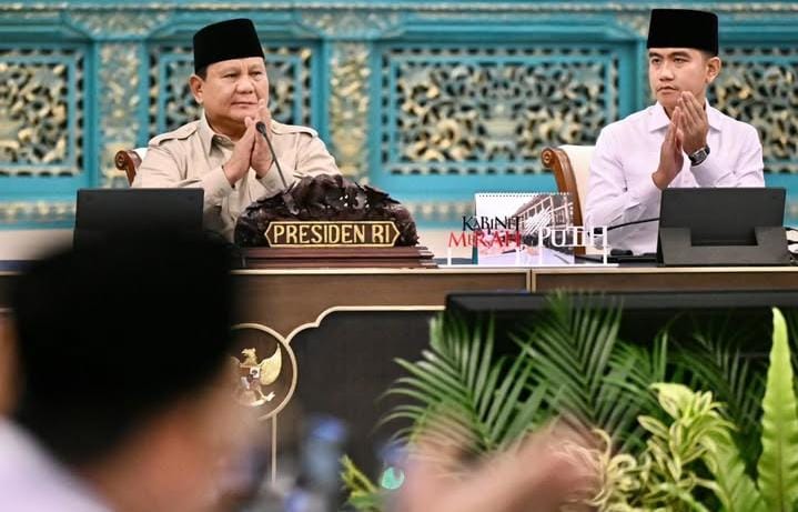 Presiden RI Prabowo Subianto bersama Wakil Presiden Gibran Rakabuming Raka memimpin rapat sidang kabinet di Istana Merdeka Negara. (Foto: Istimewa)
