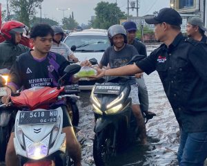 Hari ke-26 Ramadan, MAKI Jatim Bagikan 250 Takjil Gratis di By Pass Juanda
