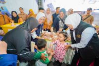 Gubernur Jawa Timur Khofifah Indar Parawansa bersama Cucu Aila menggelar pasar murah di depan kantor kelurahan Jemur Wonosari, Wonocolo, Surabaya. (Foto: Adpim For DigitalJatim)