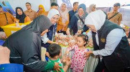 Gubernur Jawa Timur Khofifah Indar Parawansa bersama Cucu Aila menggelar pasar murah di depan kantor kelurahan Jemur Wonosari, Wonocolo, Surabaya. (Foto: Adpim For DigitalJatim)