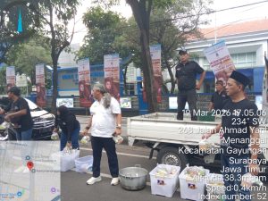 Hari Terakhir Ramadan, MAKI Jatim Tebar 1.000 Paket Takjil Gratis di Depan Dishub Jatim