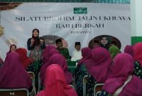 Anggota DPD RI Lia Istifhama melakukan pertemuan hangat bersama jajaran Muslimat NU Wonocolo di SD Taquma, Surabaya. (Foto: Istimewa)