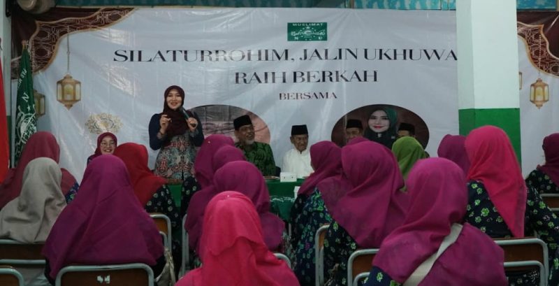 Anggota DPD RI Lia Istifhama melakukan pertemuan hangat bersama jajaran Muslimat NU Wonocolo di SD Taquma, Surabaya. (Foto: Istimewa)