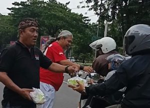 Jelang Akhir Ramadan, MAKI Jawa Timur Bagikan 1.000 Takjil Gratis di Jalan Ahmad Yani Surabaya