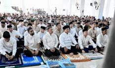 Presiden Prabowo Salat Id di Huntara Aceh Tamiang, Sapa Warga dan Bagikan Sembako