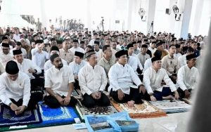 Presiden Prabowo Salat Id di Huntara Aceh Tamiang, Sapa Warga dan Bagikan Sembako