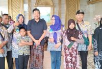 Perwakilan Aliansi Jurnalis Sidoarjo berlebaran di rumah kediamannya Bupati Subandi. (Foto: Istimewa)