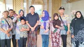 Perwakilan Aliansi Jurnalis Sidoarjo berlebaran di rumah kediamannya Bupati Subandi. (Foto: Istimewa)