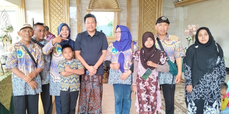 Perwakilan Aliansi Jurnalis Sidoarjo berlebaran di rumah kediamannya Bupati Subandi. (Foto: Istimewa)