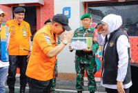 Gubernur Jawa Timur Khofifah Indar Parawansa (Kanan) mendampingi Kepala Badan Nasional Pencarian dan Pertolongan (Basarnas) Marsekal Madya TNI Mohammad Syafii (Kiri) dalam rangka pemantauan Siaga SAR Khusus Lebaran 1447 Hijriah di Tanjung Perak. (Foto: Adpim For DigitalJatim)