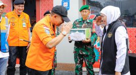 Gubernur Jawa Timur Khofifah Indar Parawansa (Kanan) mendampingi Kepala Badan Nasional Pencarian dan Pertolongan (Basarnas) Marsekal Madya TNI Mohammad Syafii (Kiri) dalam rangka pemantauan Siaga SAR Khusus Lebaran 1447 Hijriah di Tanjung Perak. (Foto: Adpim For DigitalJatim)