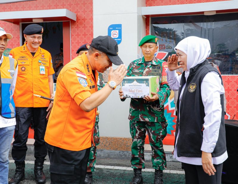 Gubernur Jawa Timur Khofifah Indar Parawansa (Kanan) mendampingi Kepala Badan Nasional Pencarian dan Pertolongan (Basarnas) Marsekal Madya TNI Mohammad Syafii (Kiri) dalam rangka pemantauan Siaga SAR Khusus Lebaran 1447 Hijriah di Tanjung Perak. (Foto: Adpim For DigitalJatim)