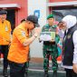 Gubernur Jawa Timur Khofifah Indar Parawansa (Kanan) mendampingi Kepala Badan Nasional Pencarian dan Pertolongan (Basarnas) Marsekal Madya TNI Mohammad Syafii (Kiri) dalam rangka pemantauan Siaga SAR Khusus Lebaran 1447 Hijriah di Tanjung Perak. (Foto: Adpim For DigitalJatim)
