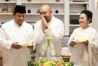 Presiden Prabowo Subianto (kiri) bersama Titiek Soeharto (kanan) merayakan hari ulang tahun anak tunggalnya Didit Hediprasetyo (tengah).