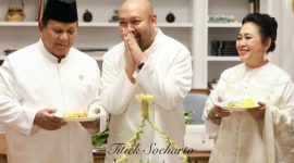 Presiden Prabowo Subianto (kiri) bersama Titiek Soeharto (kanan) merayakan hari ulang tahun anak tunggalnya Didit Hediprasetyo (tengah).