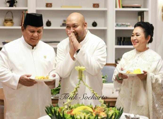 Presiden Prabowo Subianto (kiri) bersama Titiek Soeharto (kanan) merayakan hari ulang tahun anak tunggalnya Didit Hediprasetyo (tengah).