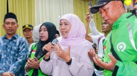 Gubernur Jawa Timur Khofifah Indar Parawansa mengakhiri rangkaian riyayan Idul Fitri 1447 H dengan bersilaturahim dengan 250 pengemudi ojek online (ojol) di kediaman Jemursari Surabaya. (Foto: Adpim For DigitalJatim)