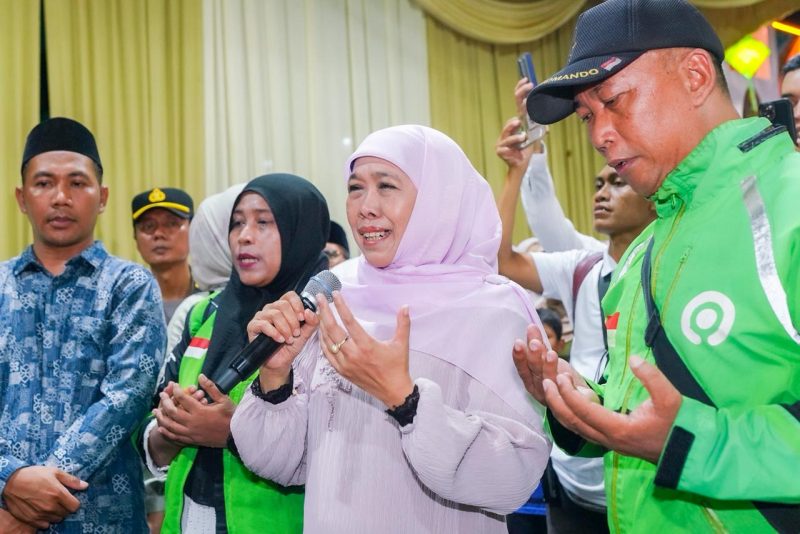 Gubernur Jawa Timur Khofifah Indar Parawansa mengakhiri rangkaian riyayan Idul Fitri 1447 H dengan bersilaturahim dengan 250 pengemudi ojek online (ojol) di kediaman Jemursari Surabaya. (Foto: Adpim For DigitalJatim)