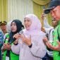Gubernur Jawa Timur Khofifah Indar Parawansa mengakhiri rangkaian riyayan Idul Fitri 1447 H dengan bersilaturahim dengan 250 pengemudi ojek online (ojol) di kediaman Jemursari Surabaya. (Foto: Adpim For DigitalJatim)