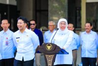 Gubernur Jawa Timur Khofifah Indar Parawansa menggelar Apel sekaligus Halal Bihalal bersama Aparatur Sipil Negara (ASN) dan BUMD pasca libur Hari Raya Idul Fitri 1447 H di Halaman Kantor Sekretariat Daerah Provinsi Jawa Timur. (Foto: Adpim For DigitalJatim)