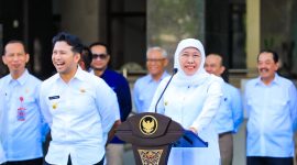 Gubernur Jawa Timur Khofifah Indar Parawansa menggelar Apel sekaligus Halal Bihalal bersama Aparatur Sipil Negara (ASN) dan BUMD pasca libur Hari Raya Idul Fitri 1447 H di Halaman Kantor Sekretariat Daerah Provinsi Jawa Timur. (Foto: Adpim For DigitalJatim)