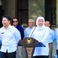 Gubernur Jawa Timur Khofifah Indar Parawansa menggelar Apel sekaligus Halal Bihalal bersama Aparatur Sipil Negara (ASN) dan BUMD pasca libur Hari Raya Idul Fitri 1447 H di Halaman Kantor Sekretariat Daerah Provinsi Jawa Timur. (Foto: Adpim For DigitalJatim)