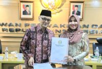 Menteri Haji dan Umrah RI, Mochamad Irfan Yusuf atau Gus Irfan bersama Anggota DPD RI Lia Istifhama. (Foto: Istimewa)