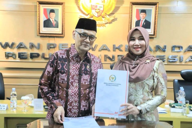 Menteri Haji dan Umrah RI, Mochamad Irfan Yusuf atau Gus Irfan bersama Anggota DPD RI Lia Istifhama. (Foto: Istimewa)