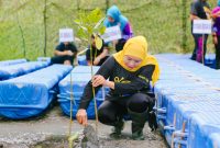 Gubernur Jawa Timur Khofifah Indar Parawansa bersama Komandan Pasmar 2 Mayor Jendral Oni Junianto memimpin langsung aksi bersih pantai dan penanaman 1.200 bibit mangrove di Kenjeran Park, Surabaya. (Foto: Adpim For DigitalJatim)