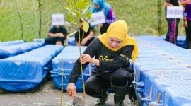 Gubernur Jawa Timur Khofifah Indar Parawansa bersama Komandan Pasmar 2 Mayor Jendral Oni Junianto memimpin langsung aksi bersih pantai dan penanaman 1.200 bibit mangrove di Kenjeran Park, Surabaya. (Foto: Adpim For DigitalJatim)