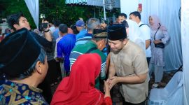 Wakil Gubernur Jawa Timur Emil Elestianto Dardak bersama istri yang juga Ketua TP PKK Provinsi Jawa Timur Arumi Bachsin Halal Bihalal Idul Fitri 1447 H bersama masyarakat di Ngantru, Kabupaten Trenggalek. (Foto: Adpim For DigitalJatim)