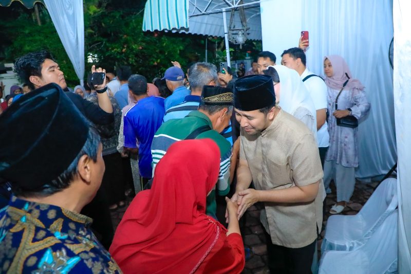 Wakil Gubernur Jawa Timur Emil Elestianto Dardak bersama istri yang juga Ketua TP PKK Provinsi Jawa Timur Arumi Bachsin Halal Bihalal Idul Fitri 1447 H bersama masyarakat di Ngantru, Kabupaten Trenggalek. (Foto: Adpim For DigitalJatim)