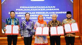 Disaksikan Menteri Lingkungan Hidup RI, Gubernur Jawa Timur Khofifah Indar Parawansa menandatangani Perjanjian Kerja Sama (PKS) Pengolahan Sampah menjadi Energi Listrik (PSEL) bersama tujuh Bupati dan Wali Kota di kawasan Surabaya Raya dan Malang Raya di Gedung Negara Grahadi Surabaya. (Foto: Adpim For Digitaljatim.com)