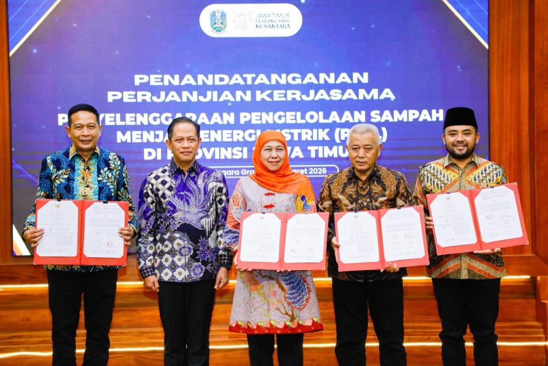 Disaksikan Menteri Lingkungan Hidup RI, Gubernur Jawa Timur Khofifah Indar Parawansa menandatangani Perjanjian Kerja Sama (PKS) Pengolahan Sampah menjadi Energi Listrik (PSEL) bersama tujuh Bupati dan Wali Kota di kawasan Surabaya Raya dan Malang Raya di Gedung Negara Grahadi Surabaya. (Foto: Adpim For Digitaljatim.com)