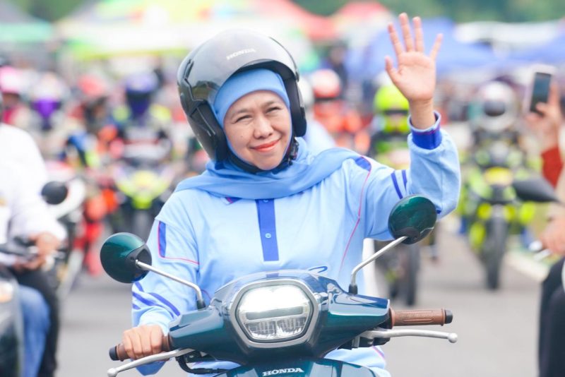 Gubernur Jawa Timur Khofifah Indar Parawansa meresmikan Sirkuit Suryo Magetan sekaligus membuka ajang Gubernur Cup Jawa Timur Racing Series (JRS) Kejurprov 2026 di Kecamatan Parang, Kabupaten Magetan. (Foto: Adpim For DigitalJatim)