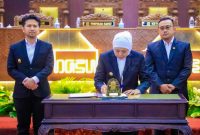 Gubernur Jawa Timur Khofifah Indar Parawansa menyampaikan Nota Penjelasan Laporan Keterangan Pertanggungjawaban (LKPJ) Tahun Anggaran 2025 dalam Rapat Paripurna DPRD Prov. Jatim Jl. Indrapura Surabaya. (Foto: Adpim For DigitalJatim)