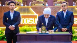 Gubernur Jawa Timur Khofifah Indar Parawansa menyampaikan Nota Penjelasan Laporan Keterangan Pertanggungjawaban (LKPJ) Tahun Anggaran 2025 dalam Rapat Paripurna DPRD Prov. Jatim Jl. Indrapura Surabaya. (Foto: Adpim For DigitalJatim)