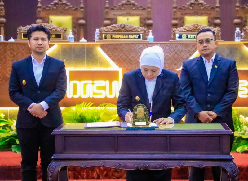 Gubernur Jawa Timur Khofifah Indar Parawansa menyampaikan Nota Penjelasan Laporan Keterangan Pertanggungjawaban (LKPJ) Tahun Anggaran 2025 dalam Rapat Paripurna DPRD Prov. Jatim Jl. Indrapura Surabaya. (Foto: Adpim For DigitalJatim)