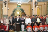 Anggota DPD RI Lia Istifhama berikan motivasi pegawai Asrama Haji Surabaya. (Foto: Istimewa)