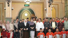 Anggota DPD RI Lia Istifhama berikan motivasi pegawai Asrama Haji Surabaya. (Foto: Istimewa)