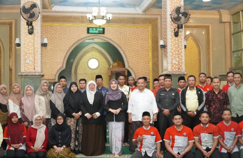 Anggota DPD RI Lia Istifhama berikan motivasi pegawai Asrama Haji Surabaya. (Foto: Istimewa)