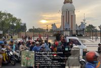 Relawan Masyarakat Anti Korupsi Indonesia (MAKI) Jawa Timur membagikan 1.000 paket takjil di depan Alun-Alun Kabupaten Sidoarjo. (Foto : Bagas/digitalJatim)