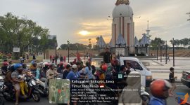 Relawan Masyarakat Anti Korupsi Indonesia (MAKI) Jawa Timur membagikan 1.000 paket takjil di depan Alun-Alun Kabupaten Sidoarjo. (Foto : Bagas/digitalJatim)