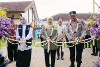 Gubernur Jawa Timur Khofifah Indar Parawansa bersama Kapolda Jawa Timur Irjen Pol. Nanang Avianto meresmikan sarana dan prasarana SMA Negeri 2 Taruna Bhayangkara di Banyuwangi. (Foto: Adpim For DigitalJatim)