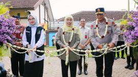 Gubernur Jawa Timur Khofifah Indar Parawansa bersama Kapolda Jawa Timur Irjen Pol. Nanang Avianto meresmikan sarana dan prasarana SMA Negeri 2 Taruna Bhayangkara di Banyuwangi. (Foto: Adpim For DigitalJatim)