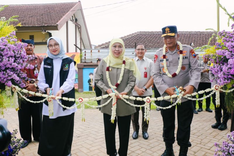 Gubernur Jawa Timur Khofifah Indar Parawansa bersama Kapolda Jawa Timur Irjen Pol. Nanang Avianto meresmikan sarana dan prasarana SMA Negeri 2 Taruna Bhayangkara di Banyuwangi. (Foto: Adpim For DigitalJatim)