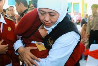 Gubernur Khofifah bersama siswa Sekolah Rakyat di UPT Rehabilitasi Sosial Bina Laras (RSBL) Dinas Sosial Provinsi Jawa Timur, Kecamatan Kras, Kabupaten Kediri.(Foto: Adpim For digitalJatim)