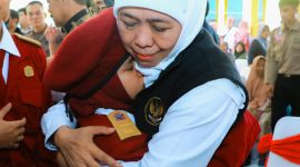 Gubernur Khofifah bersama siswa Sekolah Rakyat di UPT Rehabilitasi Sosial Bina Laras (RSBL) Dinas Sosial Provinsi Jawa Timur, Kecamatan Kras, Kabupaten Kediri.(Foto: Adpim For digitalJatim)