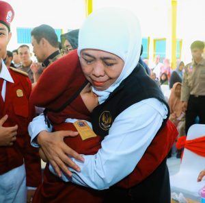 Di Kediri, Khofifah Salurkan Bantuan Rp16,6 Miliar untuk Penguatan Ekonomi dan Desa