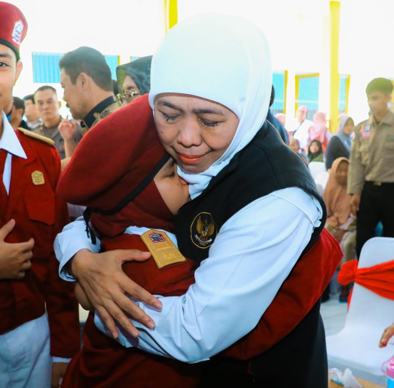 Gubernur Khofifah bersama siswa Sekolah Rakyat di UPT Rehabilitasi Sosial Bina Laras (RSBL) Dinas Sosial Provinsi Jawa Timur, Kecamatan Kras, Kabupaten Kediri.(Foto: Adpim For digitalJatim)
